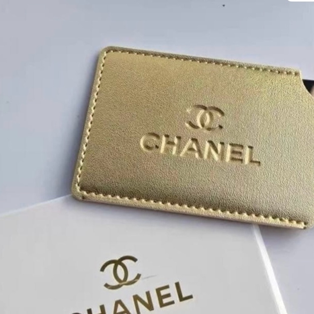 CHANEL Metallic Gold Card Holder - Picture 4 of 5